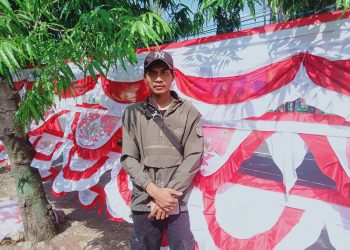 Pria Asal Sumedang Ini Jauh-jauh ke Demak Untuk Menjual Bendera Merah Putih