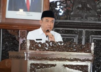ARAHAN: Pj Bupati Edy Supriyanta memberikan pengarahan dalam Sosialisasi Peran ASN dalam Menunaikan Zakat melalui Baznas di Pendopo R.A Kartini. ( Lingkar Network I Harianmuria.com )