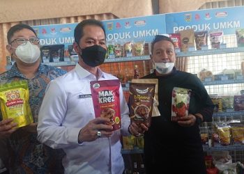 BANGGA: Produk UMKM lokal Kudus yang dipamerkan dalam pembukaan pelatihan UMKM di Pendopo Kudus, Kamis (28/7). ( Lingkar Network I Harianmuria.com )