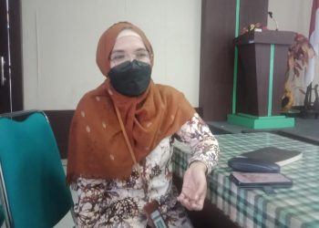 PENJELASAN: Kepala Seksi Kesehatan Ibu Anak dan Gizi, Kasriatun menjelaskan tentang optimalisasi program Tablet Tambah Darah cegah Anemia. ( Lingkar Network I Harianmuria.com )