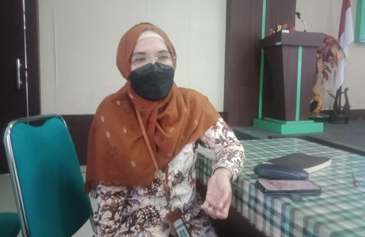 PENJELASAN: Kepala Seksi Kesehatan Ibu Anak dan Gizi, Kasriatun menjelaskan tentang optimalisasi program Tablet Tambah Darah cegah Anemia. ( Lingkar Network I Harianmuria.com )