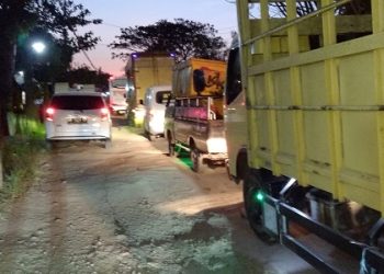 Kemacetan di jalur alternatif Jakenan-Winong, Rabu petang (27/7). ( Lingkar Network I Harianmuria.com )