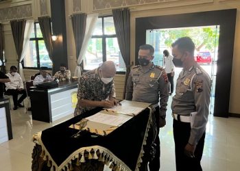 PENANDATANGANAN : berita acara (BA) standar pelayanan publik SKCK dan SIM di gedung Sarja Arya Racana di jalan Ahmad Yani no 1 Pati ( Istimewa I Harianmuria.com ) .