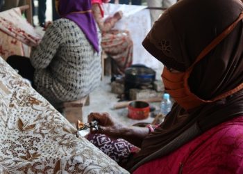 MEMBATIK: Pengrajin batik tulis lasem di desa Sendangasri Kecamatan Lasem.( Lingkar Network I Harianmuria.com )