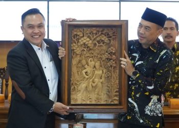 SIMBOLIS: Pj Bupati menyerahkan kenang-kenangan ukiran kepada Dubes Panama. ( Istimewa I Harianmuria.com )