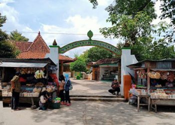 MENERANGKAN: Gerbang pintu masuk ke makam waliyullah Syeikh Saridin. (Istimewa/Harianmuria.com)