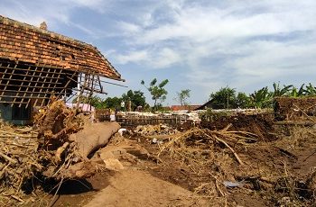 Sampah Sisa Banjir di Desa Tunjungrejo Masih Menggunung