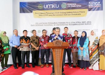 MENERANGKAN: Fordek Fakultas Hukum Perguruan Tinggi Muhammadiyah dan Aisyiyah se Indonesia saat menyatakan sikap terkait draft RUU KUHP di UMKU, Jumat (26/8). (Nisa Hafizhotus Syarifa/Harianmuria.com)