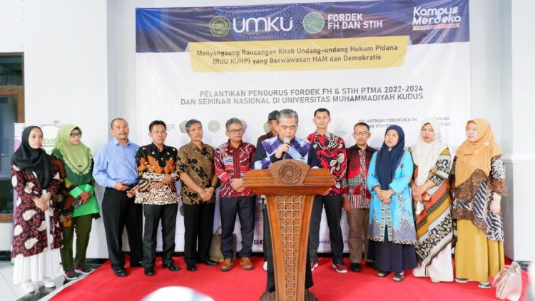 MENERANGKAN: Fordek Fakultas Hukum Perguruan Tinggi Muhammadiyah dan Aisyiyah se Indonesia saat menyatakan sikap terkait draft RUU KUHP di UMKU, Jumat (26/8). (Nisa Hafizhotus Syarifa/Harianmuria.com)