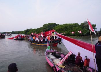 Sambut HUT RI ke-77, Polres Pati Kibarkan Bendera Merah Putih Raksasa di Perairan Laut Jawa