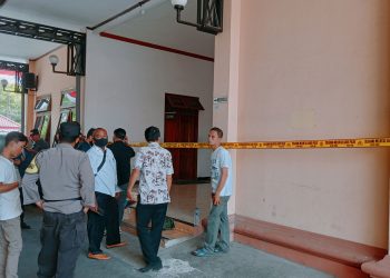 POTRET: Aparat Polres Pati melakukan olah TKP di Kantor DPRD Pati, Kamis (25/8). (Arif Febriyanto/Harianmuria.com)
