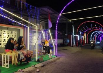Menyambut HUT RI ke-77, Warga di Rembang Hiasi Jalan dengan Lampu Hias