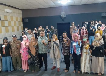 MENERANGKAN: Wakil Bupati Rembang Mochamad Hanies Cholil Barro" foto bersama dengan YC KIBARR dan panitia serta peserta Diskusi. (R Teguh Wibowo/Harianmuria.com)