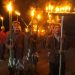 MENERANGKAN: Masyarakat Desa Soneyan dengan mengenakan pakaian batik lurik dengan memegang obor saat Festival Lamporan. (Arif Febriyanto/Harianmuria.com)