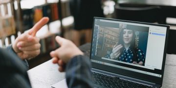 Mengenal Profesi Juru Bahasa Insyarat yang Sering Terlihat di Layar Televisi
