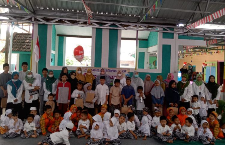 MENERANGKAN: 32 anak yatim menerima santunan dari KB-TK Dinado Kudus, Jumat (26/8). (Hasyim Asnawi/Harianmuria.com)