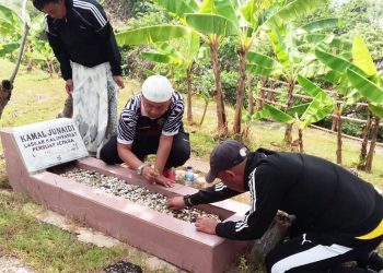 MENERANGKAN : Tim Pelatih persijap berziarah ke makam legenda sepakbola Jepara Kamal Djunaidi, pada Jumat (26/8). (Muslichul Basid/Harianmuria.com)