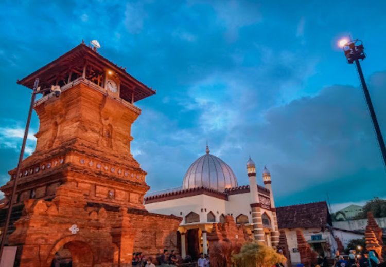 10 Rekomendasi Oleh-oleh Khas Kudus, Mulai Jenang Sampai Sirup Parijoto - Harianmuria Monumen menara Kudus yang menyimpan banyak oleh-oleh khas mulai dari jenang sampai sirup parijoto. (Google Map/Harianmuria.com)