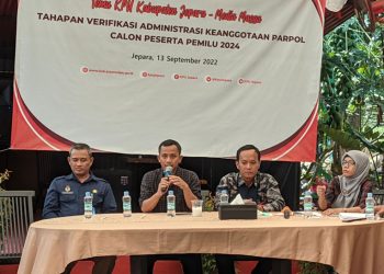 MENGIMBAU: Ketua KPU Jepara Subchan saat memberikan keterangan di hadapan awak media saat temu KPU Jepara dengan media massa. (Muslichul Basid/Harianmuria.com)