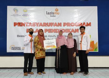 MENERIMA: Lazismu Kudus saat menyerahkan bantuan kepada perwakilan guru penerima beberapa waktu lalu. (Nisa Hafizhotus Syarifa/Harianmuria.com)