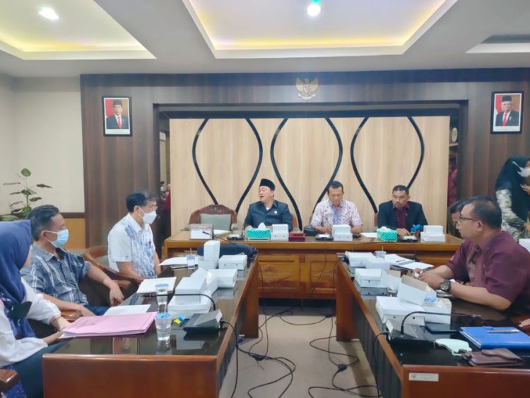 Audiensi PT. Holi Mina Jaya dengan para pekerja terkait tuntutan hak pekerja yang belum dibayarkan, dipimpin oleh Wakil Ketua DPRD Rembang, Ridwan di ruang banggar kantor DPRD Rembang.
