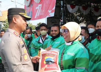 BANSOS: Kapolres Kendal menyalurkan bantuan beras kepada pengemudi ojek online. (Arvian Maulana/Harianmuria.com)