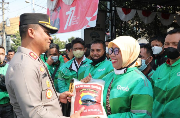 BANSOS: Kapolres Kendal menyalurkan bantuan beras kepada pengemudi ojek online. (Arvian Maulana/Harianmuria.com)