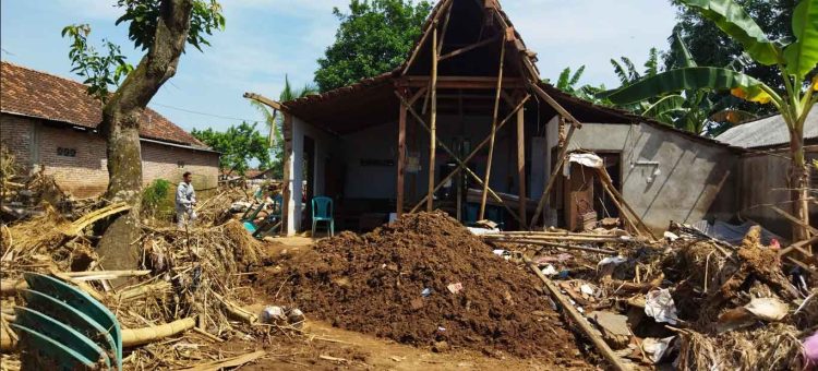 RUSAK: Dampak banjir yang terjadi di salah satu kecamatan di Kabupaten Pati, belum lama ini. (Aziz Afifi/Harianmuria.com)
