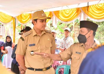 MONITORING: Bupati Kendal Dico M Ganinduto saat melakukan monitoring pembangunan Program BKK Dusun di Desa Kaliyoso, Kangkung, Kendal, Senin (5/9). (Arvian Maulana/Harianmuria.com)