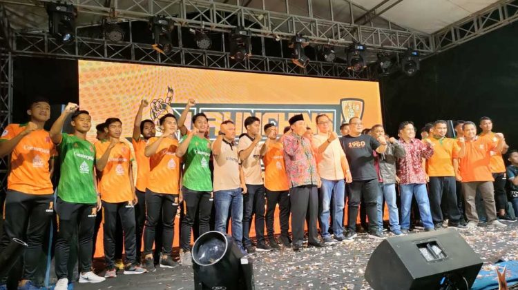 Para pemain PSIR Liga 3 Regional Jateng foto bersama dengan Bupati Rembang Abdul Hafidz , Ketum PSIR Mochamad Hanies Cholil Barro' dan manajemen. (R Teguh Wibowo/Harianmuria.com)
