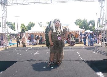 PERCAYA DIRI : Wahiba Maghfiroh Salah satu peserta Fashion Show Big Beauty Disabilitas dalam rangka memeriahkan Pekan UMKM Kudus ( Istimewa I harianmuria.com )