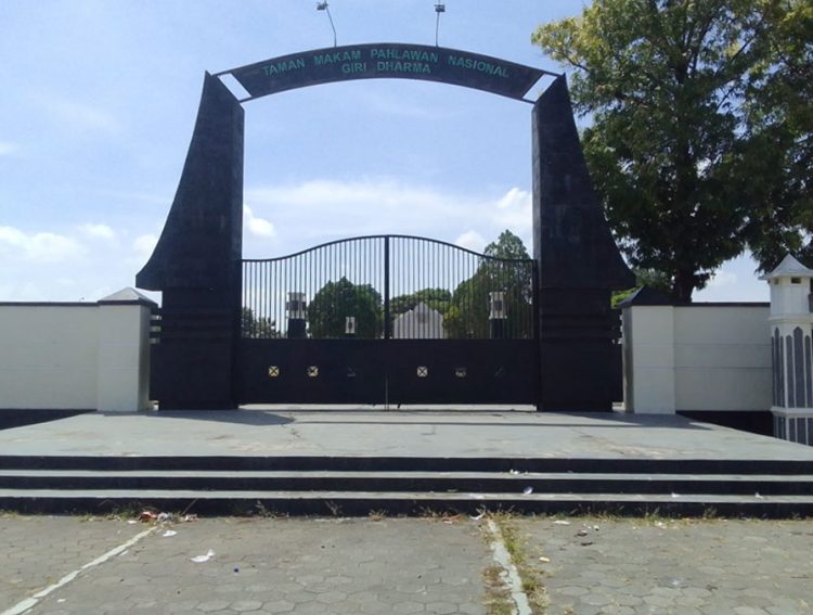 Dinsos Pati Keluhkan Minimnya Anggaran Perawatan Makam Pahlawan - Harianmuria SEPI: Kondisi tampak depan gerbang makam pahlawan yang ada di Kabupaten Pati terlihat lengang. (Aziz Afifi/Harianmuria.com)