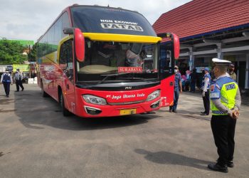 Pemeriksaan kendaraan umum bus di terminal tipe C Rembang beberapa waktu lalu. (R Teguh Wibowo/Harianmuria.com)