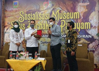 Penyerahan secara simbolis temuan fosil terbaru di Patiayam dari Bupati Kudus HM Hartopo kepada Tim BPSMP Sangiran untuk diteliti lebih lanjut, Kamis (15/9). (Hasyim Asnawi/Harianmuria.com)
