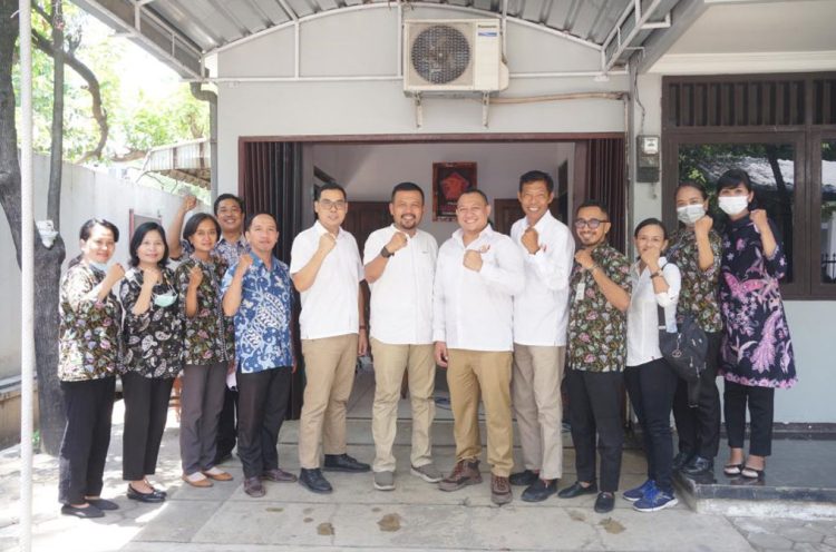 SINERGI: Ketua DPC Partai Gerindra Kudus Sulistyo Utomo (tengah) bersama Pengurus PD Gekira Jawa Tengah dan perwakilan Paguyuban Guru Agama Kristen Kudus usai Audiensi, Selasa (13/9). (Istimewa/Harianmuria.com)