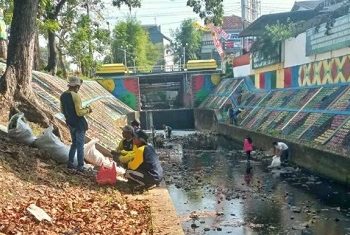 BERSIH SUNGAI: Para warga saat membersihkan sampah yang berserakan di sungai sebagai upaya dukung Blora raih Adipura.( Istimewa I Harianmuria.com )