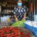 JUAL BELI: Salah satu pedagang di Pasar Puri saat menunjukkan barang dagangannya berupa cabai dan lainnya. (Aziz Afifi/Harianmuria.com)