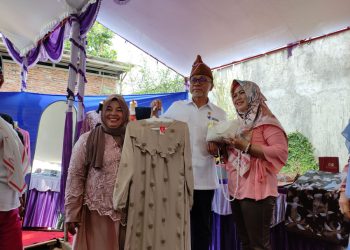 AKRAB: Menteri Perdagangan Zulkifli Hasan saat menyapa pedagang di Pameran UMKM, Rabu (28/9). (Nisa Hafizhotus Syarifa/Harianmuria.com)