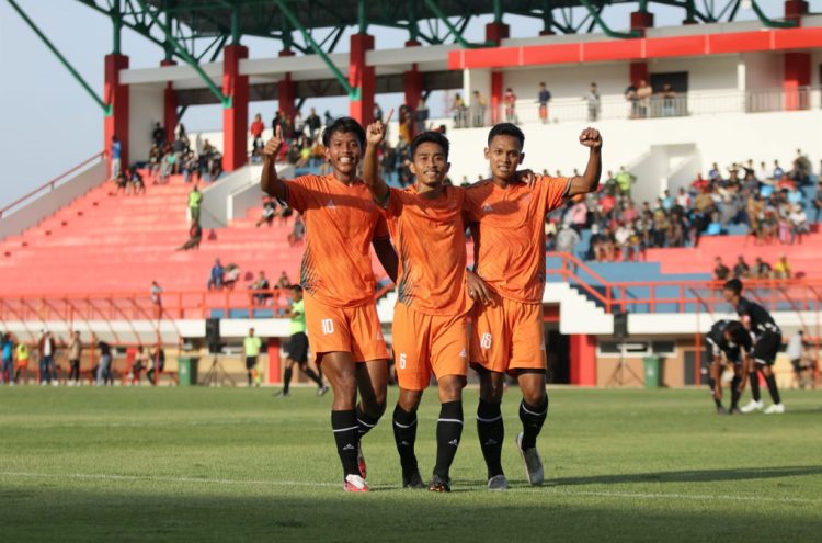 SELEBRASI: Para pemain PSIR merayakan gol ke gawang Persebi. (R Teguh Wibowo/Harianmuria.com)