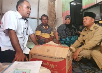 Kemensos yang langsung mendatangi kediaman Mbah Saiman untuk memberikan bantuan dan program pemberdayan, Selasa (27/9). (Istimewa/Harianmuria.com)