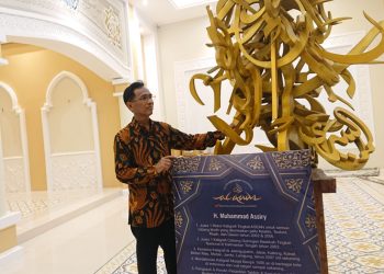 Direktur Utama Mubarokfood menunjukkan ruang baru di Museum Jenang, yang dinamai Galeri Kaligrafi Indonesia Al-Quds, Selasa (27/9). (Hasyim Asnawi/Harianmuria.com)