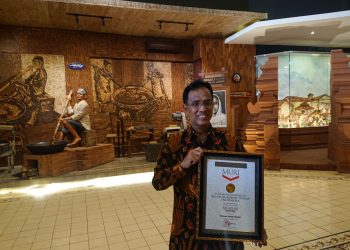 Direktur utama Mubarokfood Cipta Delicia, Muhammad Hilmy menerima rekor Muri sebagai Museum Jenang pertama di Indonesia, Selasa (27/9). (Hasyim Asnawi/Harianmuria.com)