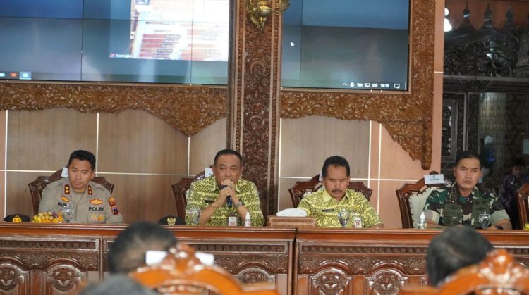 KOORDINASI: Pemkab Jepara bersama Forkopimda menggelar rapat koordinasi bersama pimpinan perangkat daerah, camat, dan petinggi se-Kabupaten Jepara di Pendopo R.A Kartini. (Muslichul Basid/Harianmuria.com)
