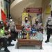 PENGAMANAN: Pihak Kepolisian Sektor (Polsek) Margoyoso berhasil mengamankan puluhan botol minuman keras hasil operasi di dua warung milik warga Desa Ngemplak Kidul. (Arif Febriyanto/Harianmuria.com)