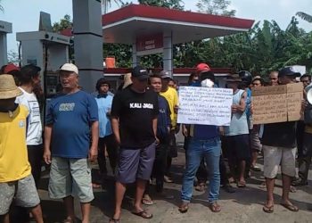 DEMONSTRASI: Sejumlah nelayan dari Kecamatan Mlonggo, Kabupaten Jepara melakukan aksi unjuk rasa di SPBU Sekuro. (Muslichul Basid/Harianmuria.com)