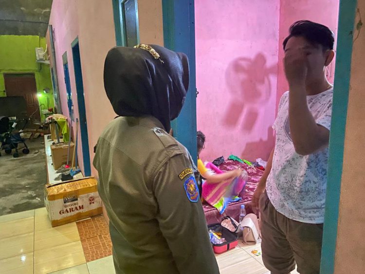 MASIF: Satpol PP Pati menggelar razia kos-kosan di wilayah Kecamatan Juwana, Rabu (7/9). (Aziz afif/Harianmuria.com)