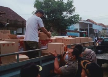 DISITA: Jajaran Satpol PP Jepara mengamankan ribuan botol miras di sebuah rumah di Desa Banyuputih, Kalinyamat, Jepara. (Muslichul Basid/Harianmuria.com)