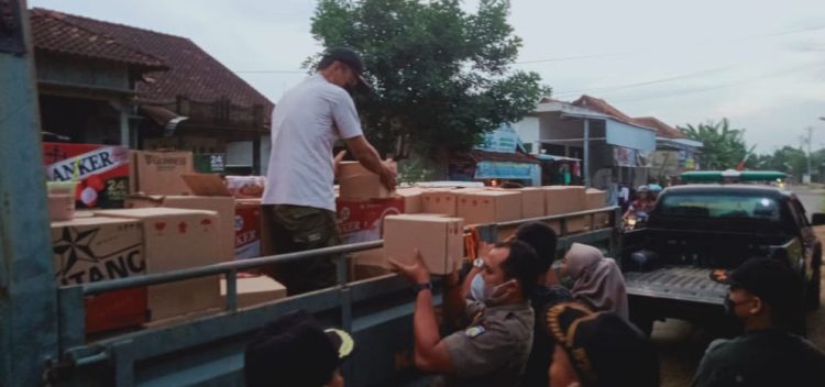 DISITA: Jajaran Satpol PP Jepara mengamankan ribuan botol miras di sebuah rumah di Desa Banyuputih, Kalinyamat, Jepara. (Muslichul Basid/Harianmuria.com)