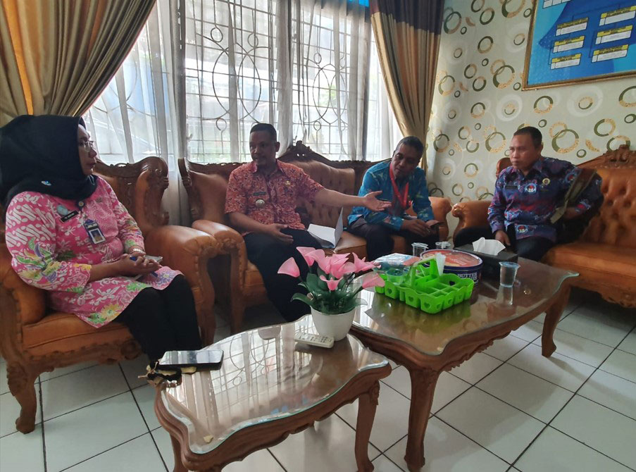 DATANGI: Camat Dukuhseti saat mendatangi Dinsos Pati meminta bantuan agar bansos untuk Mbah Saiman ikut dikawal sampai cair. (Dokumen Pribadi/Harianmuria.com)