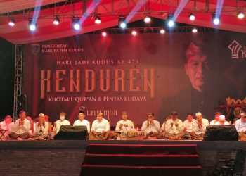 SEMARAK: Acara Kenduren Massal yang menjadi rangkaian acara peringatan HUT Kudus ke 473 di Alun-alun Simpang Tujuh Kudus, Kamis (22/9). (Nisa Hafizhotus Syarifa/Harianmuria.com)